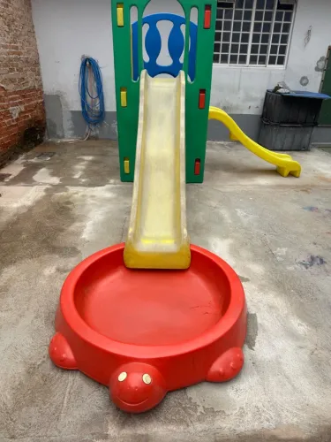 Vendo playground infantil, com dois escorregadores, multiplay