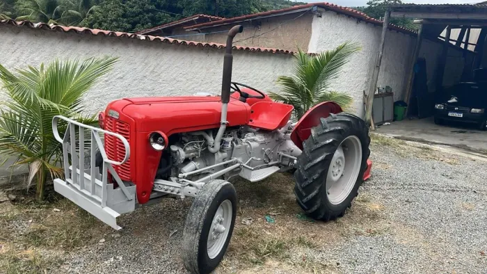 Trator relíquia 235<br>Com carretinha grade aradora para colecionador exigente