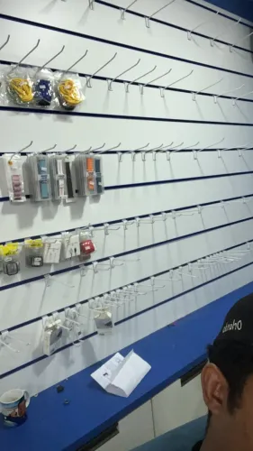 Painel para loja com ganchos canaletado em mdf! Aceito propostas / cartão