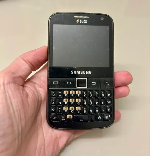Celular Samsung DUOS com câmera e teclado