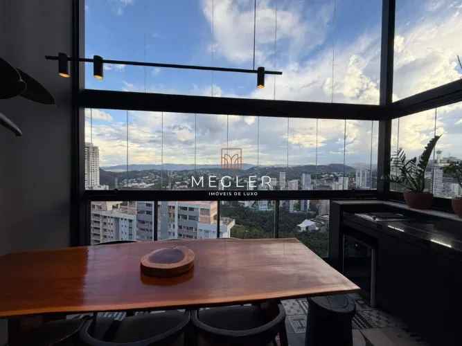 Apartamento mobiliado | Andar alto | Vista panorâmica | 3 quartos (1 suíte) | 2 vagas | La