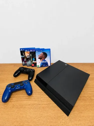 Playstation 4 com dois controles e jogos