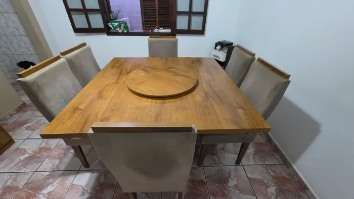 Mesa com 6 cadeiras e armário aparador.