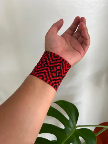 Pulseira com grafismo indígena 