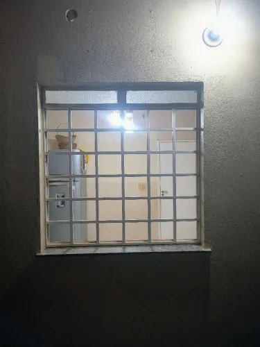 Janela de ferro com vidro e pedra