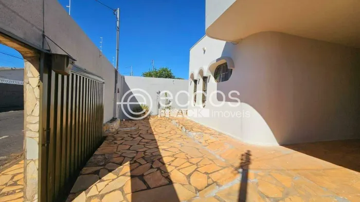 Casa à venda, 4 quartos, 1 suíte, 3 vagas, Santa Marta - UBERABA/MG