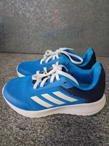 Tênis Adidas na caixa