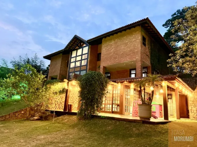 Casa à venda em Jandira-SP, 4 quartos, 2 suítes, 2 salas, 1.875,70 m² de área. Venha confe