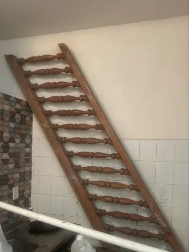 Guarda corpo de escada de madeira 