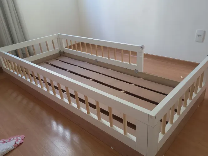 Cama montessoriana infantil