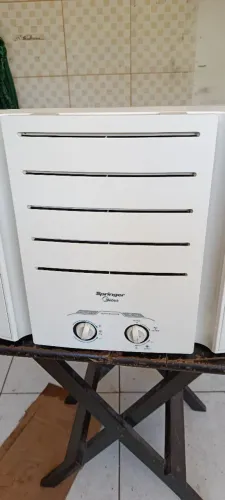 Ar condicionado Sprinter,vem conservado e vem coma pedra pra colocar na parede 