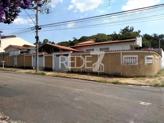 Casa à venda 3 Dormitórios - Região do Flamboyant