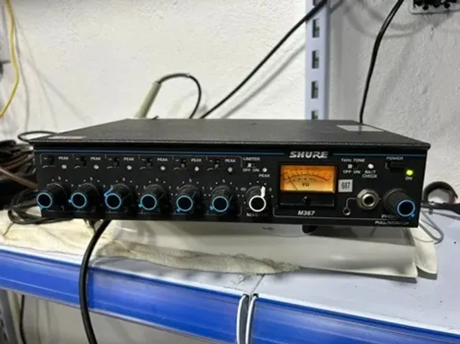 Pré-Amp e Mixer Shure M367 - 6 Canais Analógicos - Portátil
