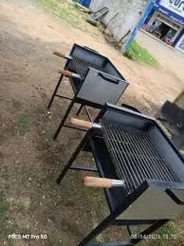 Vendo churrasqueira, lixeira e base de caixa d'água