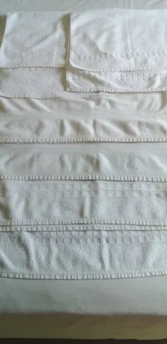 Toalhas de banho e toalhas de rosto brancas seminovas.