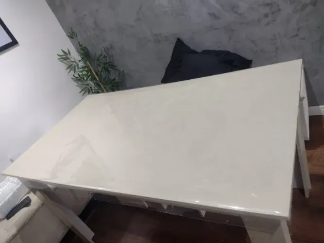 Mesa de MDF medindo 1,36m x 75cm