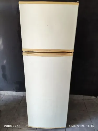 Geladeira Eletrolux gela muito bem 360 litros usada
