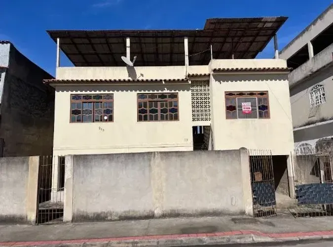 Casa ampla e terreno com 360 m² e terraço em rua tranquila!