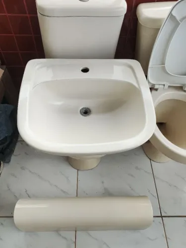 Vaso e lavatório com coluna