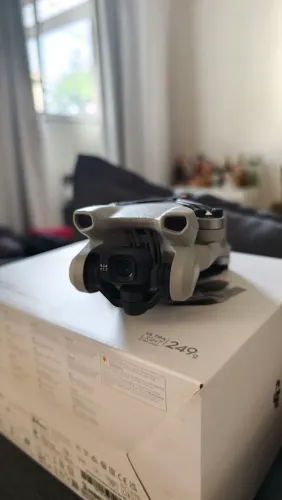Drone Dji mini 3 com 1 bateria e controle com tela embutida 