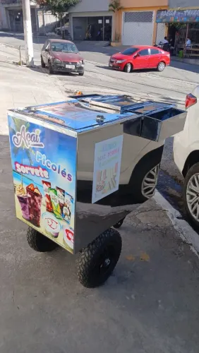 Carrinho de sorvete e açaí.