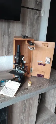 Microscópio Leitz Wetzlar 1951 - completo com caixa de madeira, óleo e documentos.