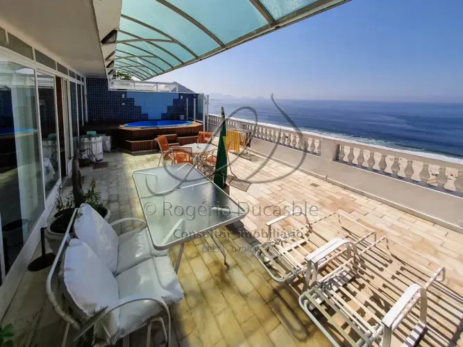 Avenida Atlântica frente mar Cobertura  para venda possui 442 m²  com 4 suítes