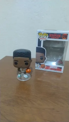 Funko pop Lucas stranger things #1246 edição especial