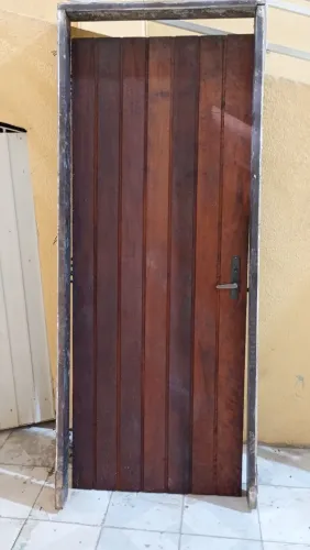 Porta de madeira com batente