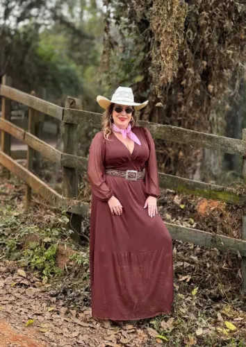 (TAM: GG) VESTIDO COUNTRY LONGO MARROM EM TULE