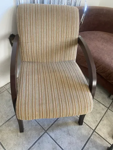 Poltrona com tecido listrado