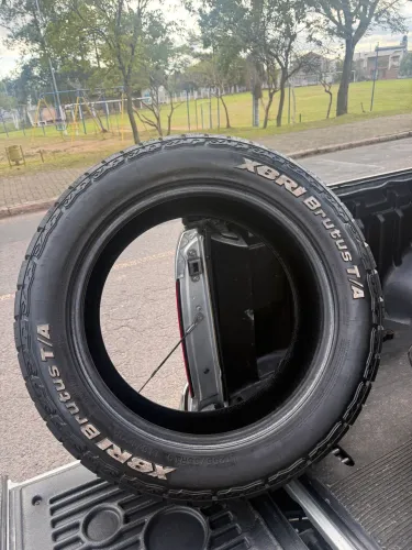 Vendo jogo de pneu XBRI 255/55 r19 excelente estado