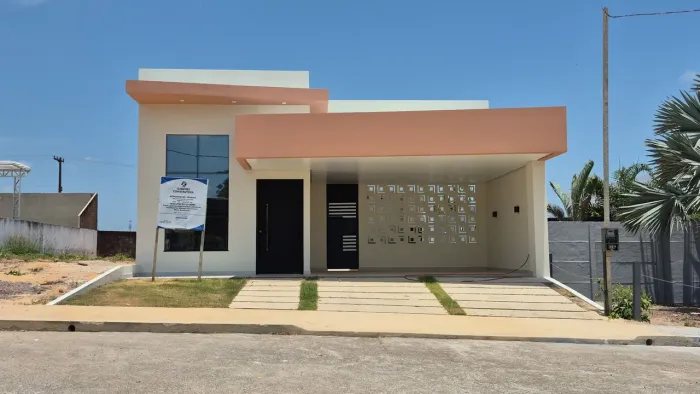Casa em condomínio fechado, alto padrão, 03 suítes, área gourmet com piscina.