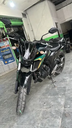 Moto linda só pegar e anda