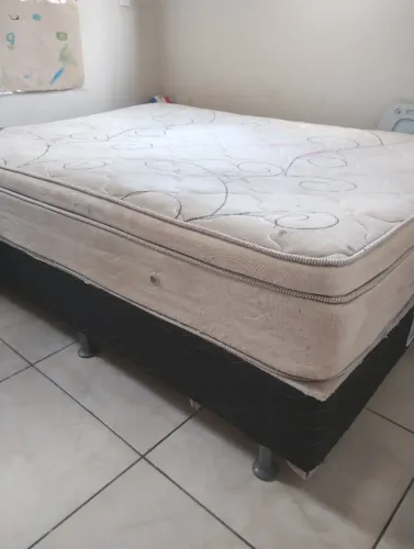 Cama king Ortobom, com base e pés