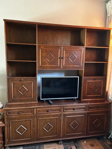 Estante de madeira, mesa de centro e mesinha.