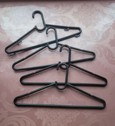 Lote de 4 cabides pretos plásticos