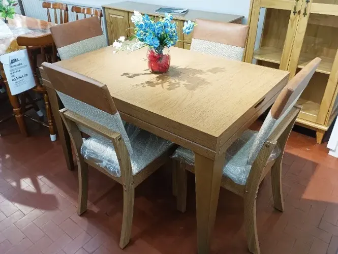 Mesa de Jantar Extensível Gênova (Base Madeira) + 04 Cadeiras Milla.