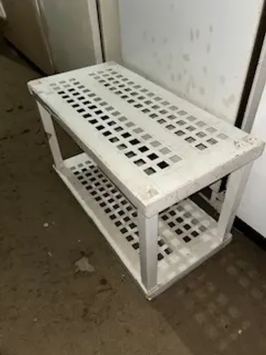 estante plastica bem usada com pequenos quebradinho - med. 85x40x 50cm de altura