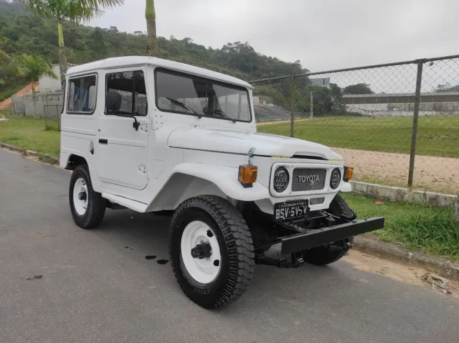 Toyota Band.Jipe Cap.de Aço Chas. Curto Diesel 1988