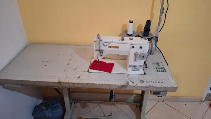 Máquina de costura semi insdustrial Singer 20U109