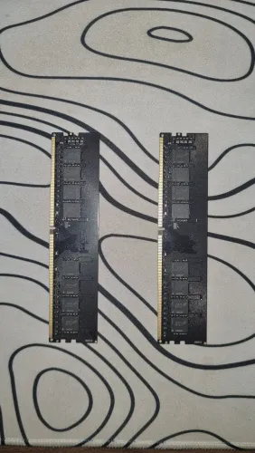 2 Pentes de 8GB de RAM (cada) DDR4 3200Mhz