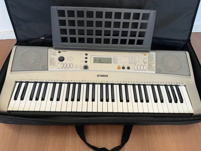 Teclado Yamaha PSR-E313 com 61 teclas sensíveis e display LCD