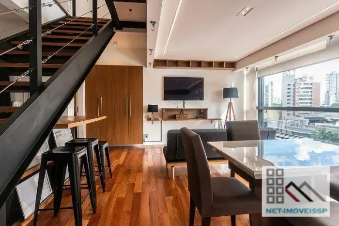 LOCAÇÃO - APARTAMENTO DUPLEX 1 DORM (64m²), 1 SUÍTE, MOBILIADO, TERRAÇO, 1 VAGA. AO LADO D