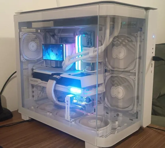 PC Gamer All White Ryzen 7 9800X3D + RX 9070 XT 16GB + 32GB DDR5 7200
