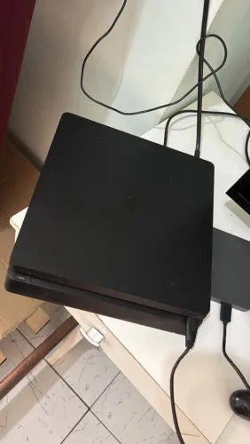 Ps4 slim 1Tb + vários jogos na memória 