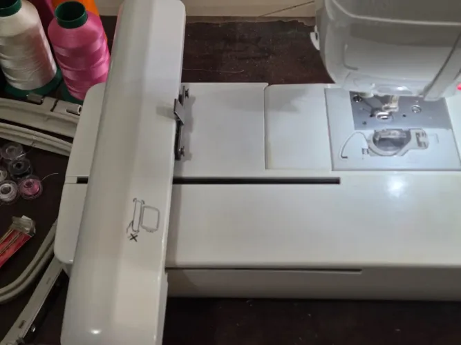 Máquina de Bordar BROTHER PE810L