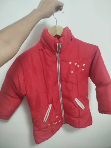 Jaqueta puffer bordada vermelha estética chinesa y2k com mangas curtas