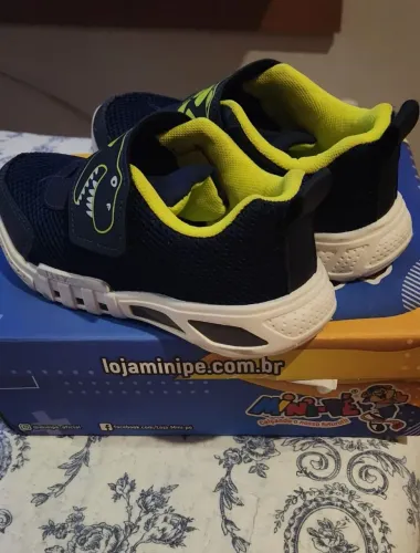 Tênis menino tamanho 31 com led em estado de novo