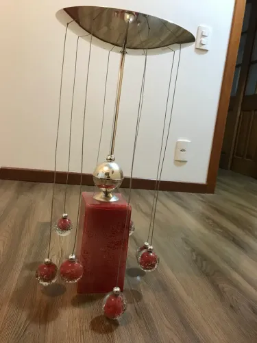 Lustre em metal e vidro em perfeito estado e lindo.